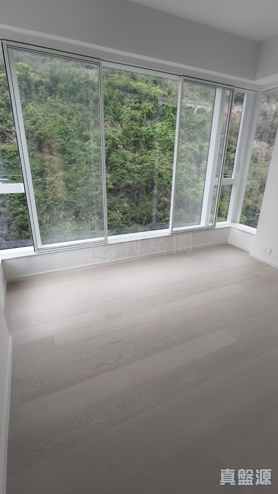 NO. 33 KENNEDY ROAD High Floor Zone Flat SOUTH Mid-Levels