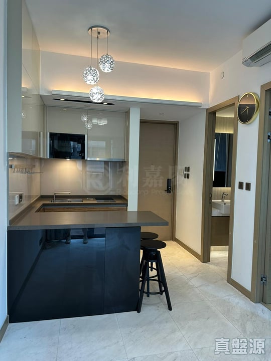 THE HEMISPHERES Low Floor Zone Flat B North Point/North Point Mid-Levels