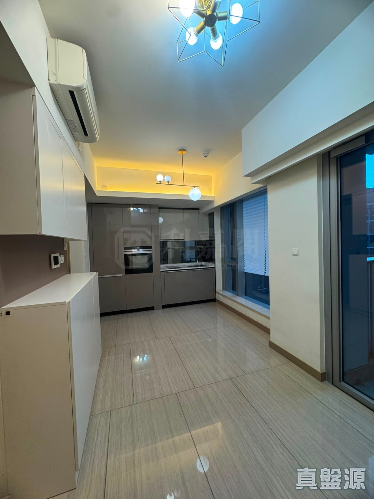 CULLINAN WEST PHASE 5 CULLINAN WEST III - Tower 6 Low Floor Zone Flat J Olympic Station/Nam Cheong