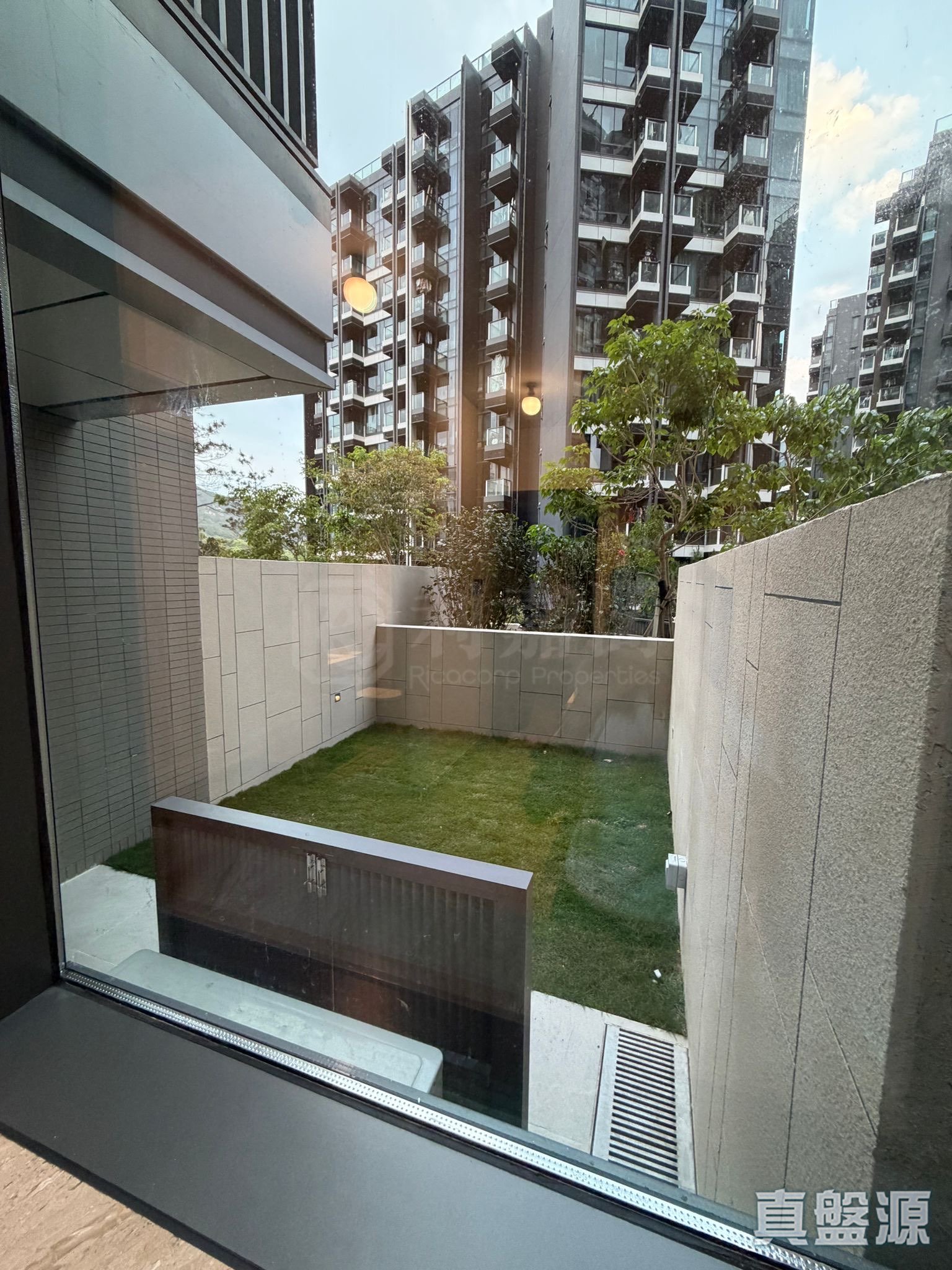 GOLD COAST BAY PHASE 1 THE UPPLAND - Tower 5b Low Floor Zone Flat J Sham Tseng/Castle Peak Road