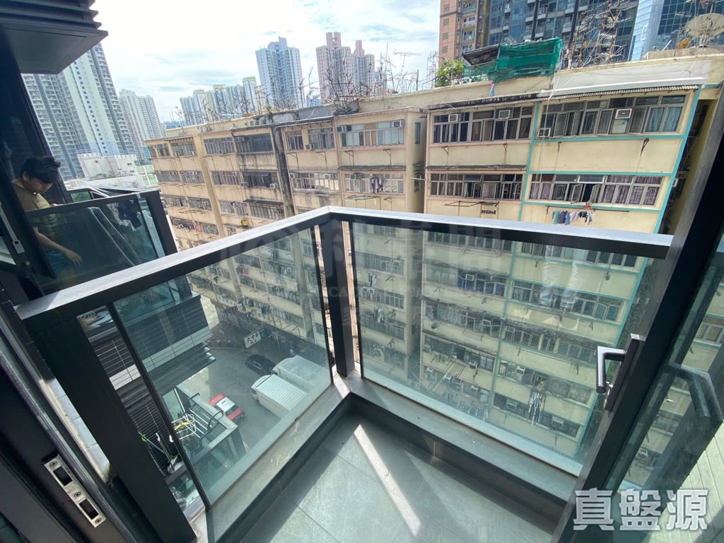 THE AMUSED Low Floor Zone Flat D West Kowloon