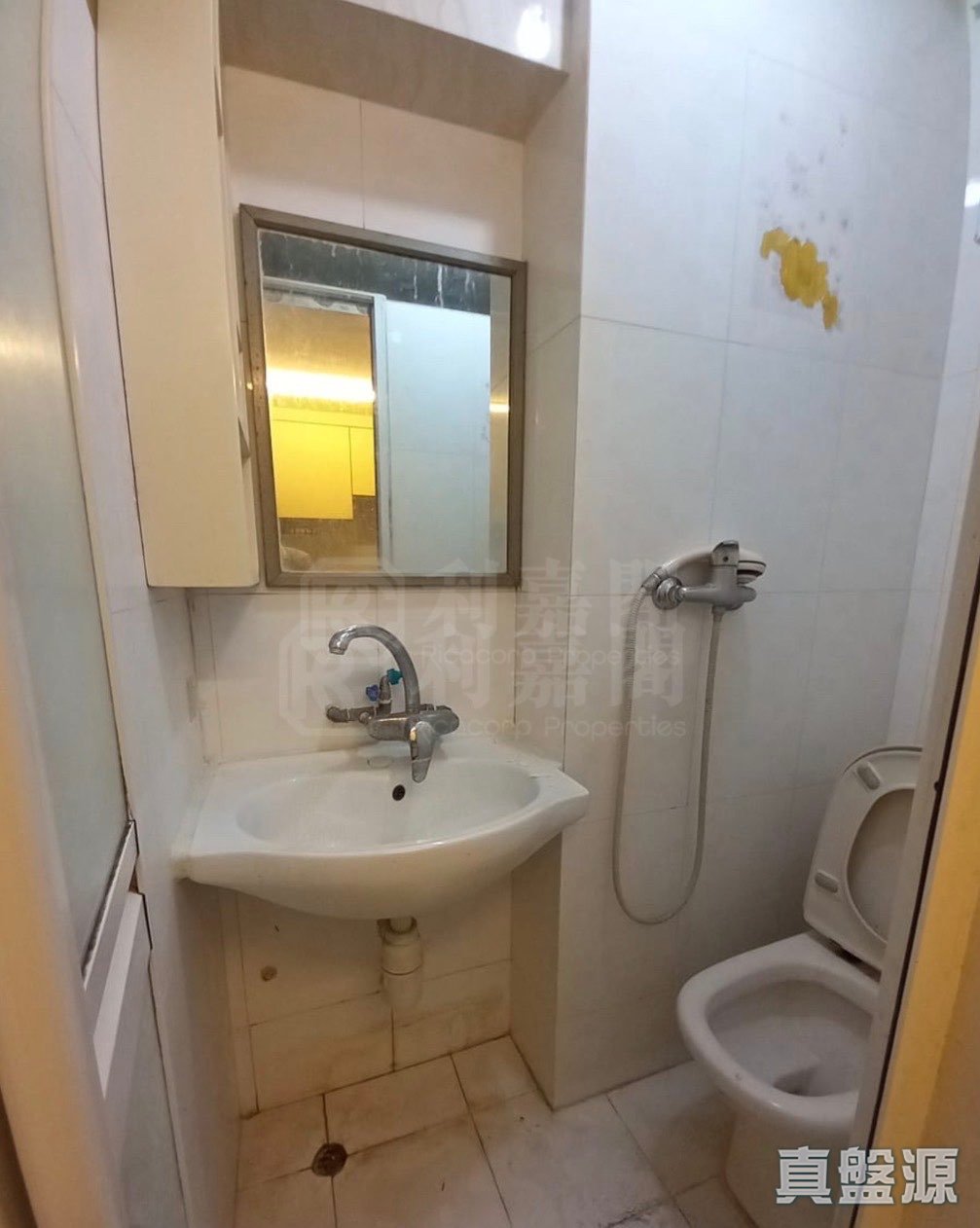 TAK LEE BUILDING Medium Floor Zone Flat 17 Quarry Bay/Kornhill/Taikoo Shing