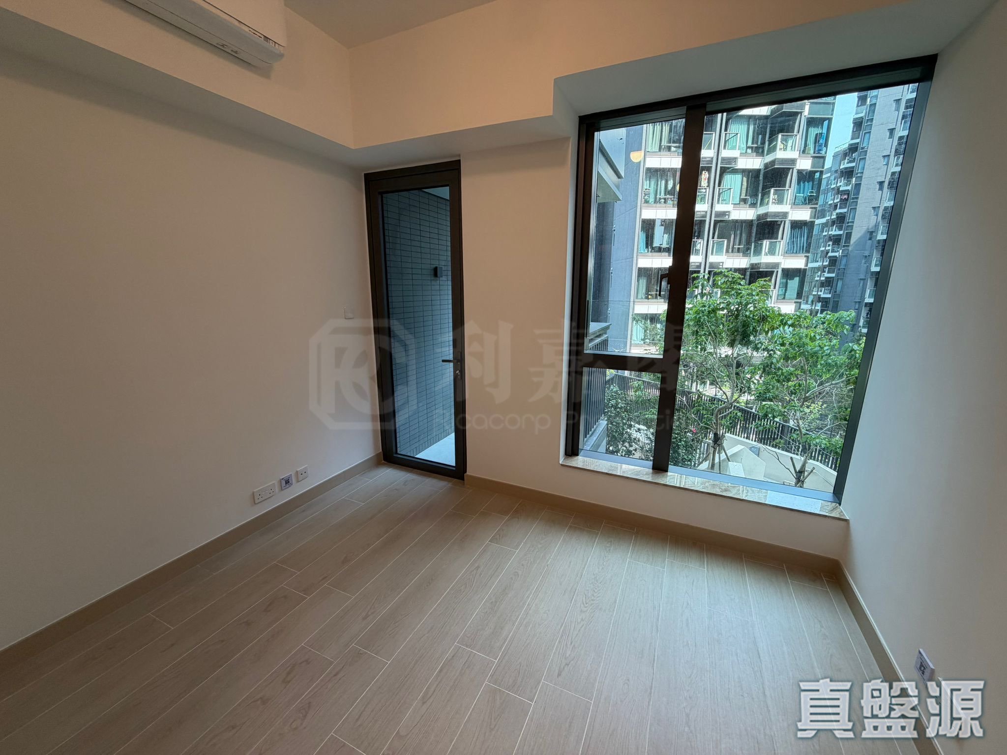 GOLD COAST BAY PHASE 1 THE UPPLAND - Tower 5b Low Floor Zone Flat J Sham Tseng/Castle Peak Road