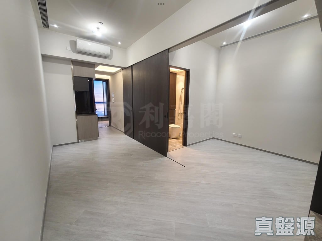 THE ROYALE PHASE 3 SKYPOINT ROYALE - Tower 6 High Floor Zone Flat 20 Sham Tseng/Castle Peak Road