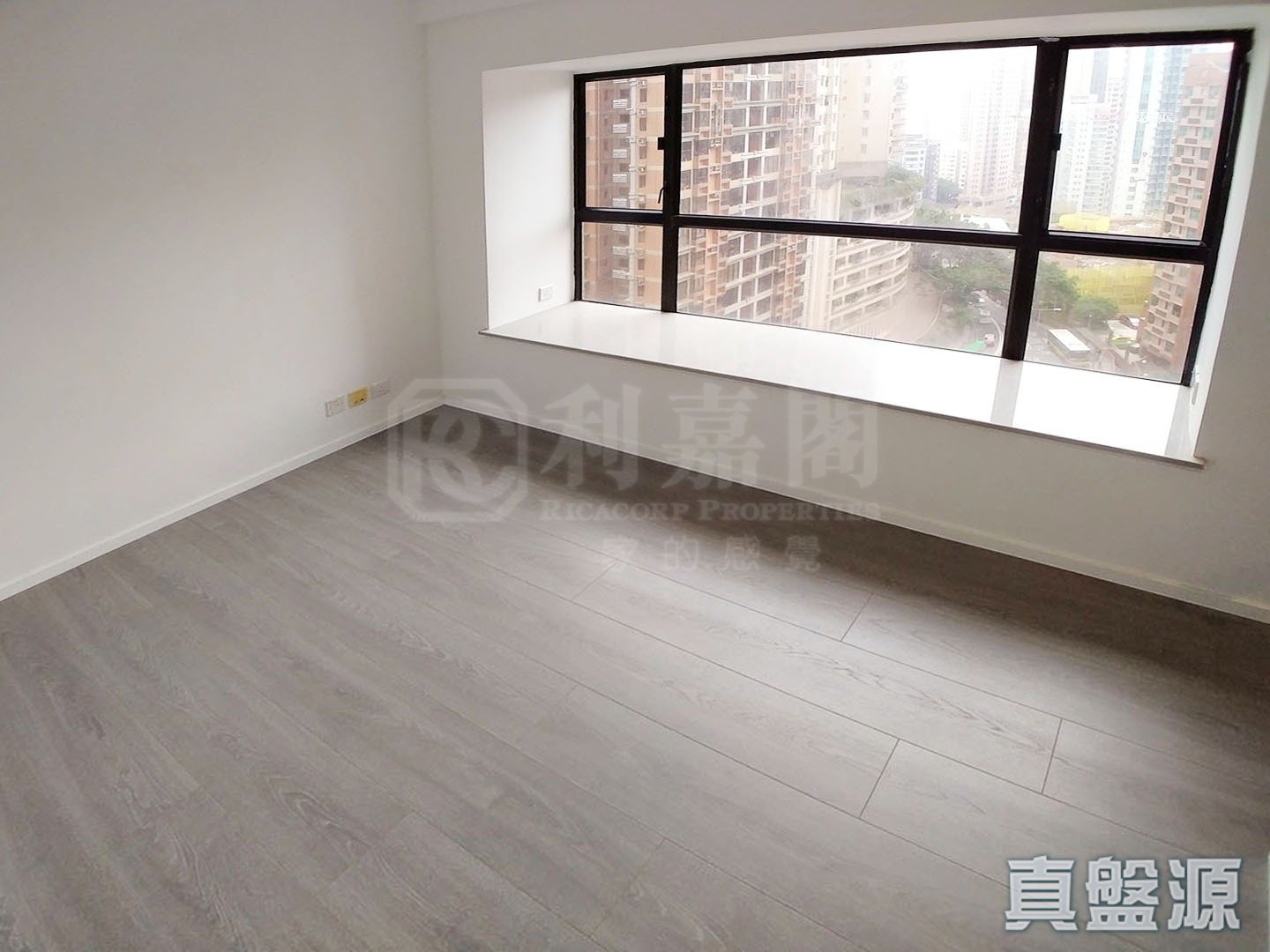 殷桦花园 第一期 中层 F室 西半山