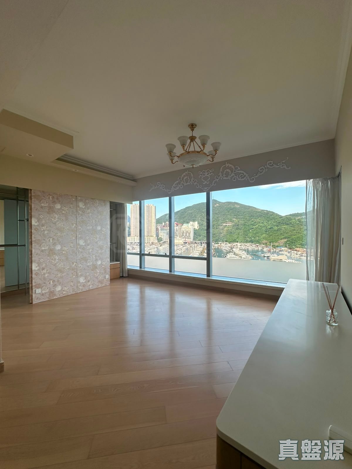 LARVOTTO TOWER 1 Low Floor Zone Flat A Ap Lei Chau