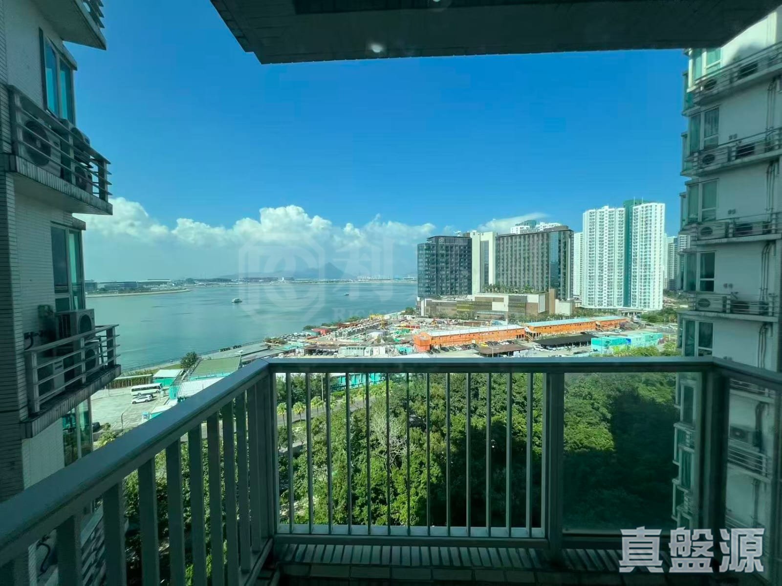 COASTAL SKYLINE PHASE 4 LE BLEU DEUX - Block 5 High Floor Zone Flat D Tung Chung