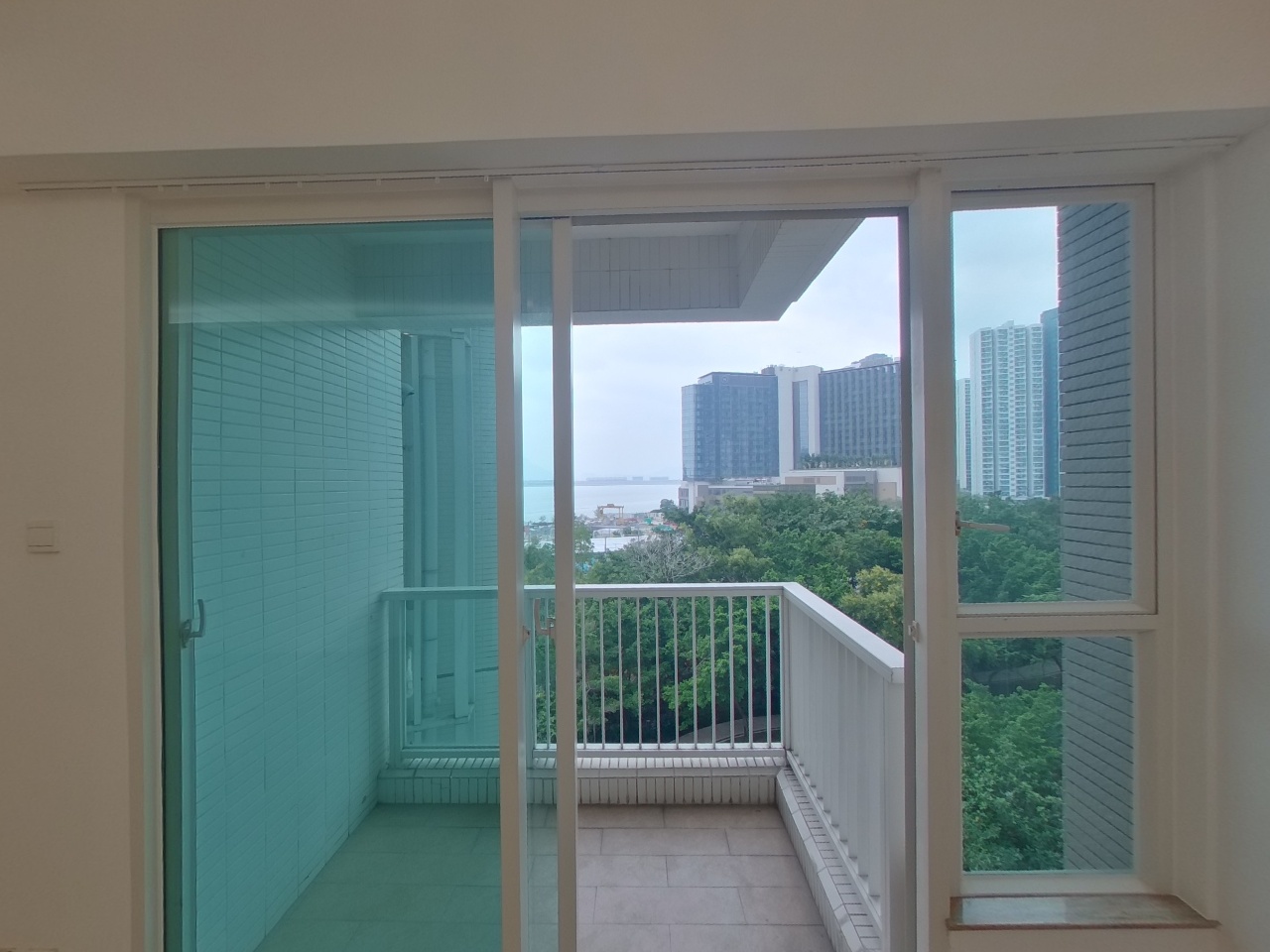 COASTAL SKYLINE PHASE 4 LE BLEU DEUX - Block 5 Low Floor Zone Flat C Tung Chung