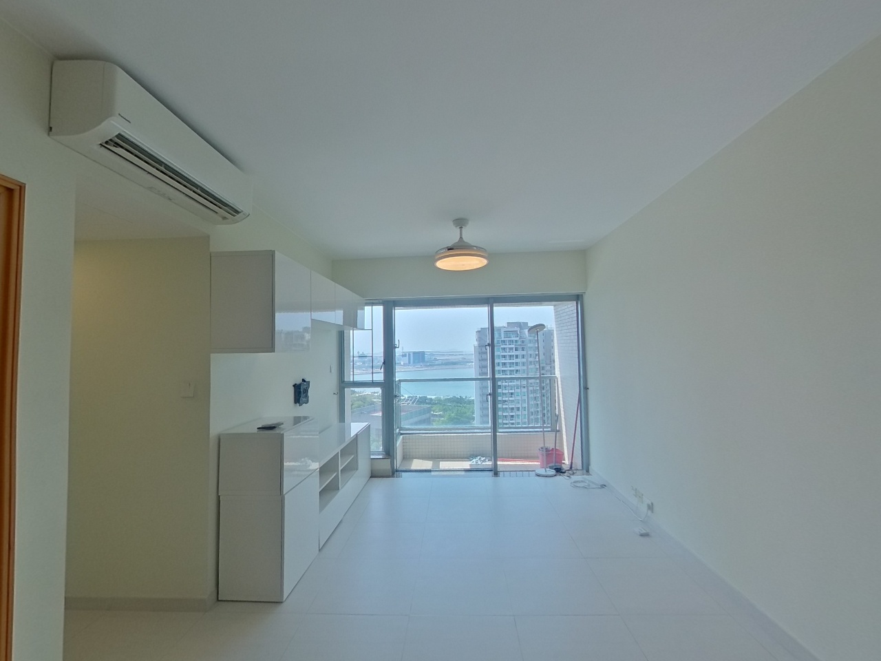 COASTAL SKYLINE PHASE 3 LA ROSSA - La Rossa B (tower 8) Medium Floor Zone Flat E Tung Chung